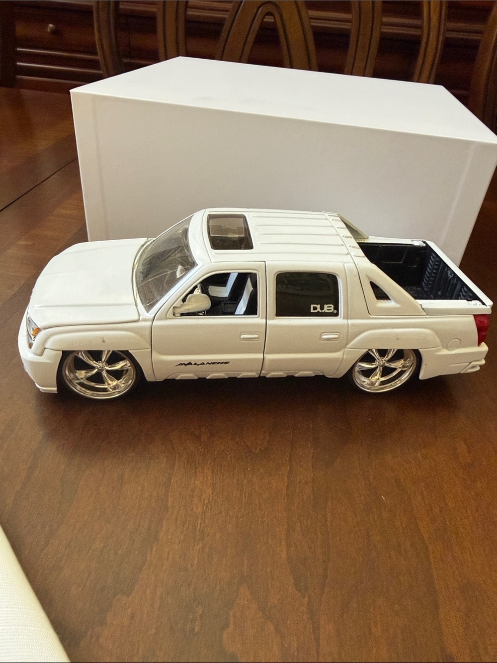 White Die-Cast Car Truck Avalanche 2001 model 1:24 scale Jada toys DUB City